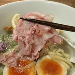 酒肴場 屯 - チャーシューはしじみの風味を損なわないよう極薄スライス