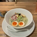 酒肴場 屯 - 【限定】冷やしらぁ麺 がごめ昆布水×青森産しじみ出汁¥1500、うなぎ棒寿司¥350