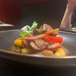 ペルー料理 bepocah - 牛ヒレ肉を唐辛子、赤タマネギ、トマト、ネギコリアンダー等と炒め、ペルーさんの醤油と赤ワインビネガーで風味づけた一品。 
      醤油ベースの味付けなのでとても口にあいます合います(^^) とても美味しいですね