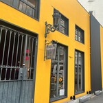 ペルー料理 bepocah - 黄色い壁の前で写真を撮ろう！どんな人でも素敵に撮れます！