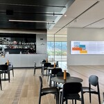 Fiat Caffè 500 - Fiat Caffè 500 天井からの空調は無音で風の流れを感じさせない。床に吸気口が開いている。