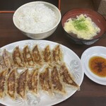 餃子のゆうた - 餃子ランチ810円。きゅうりのばあば漬けも付いて来ます。