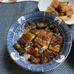 問屋スーパー サント - 鰻丼　4Pサイズを3人でシェア　蒲焼き1/3と鰻肝串焼き1本の肝乗せ鰻丼