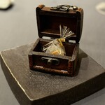 プレゼンテ スギ - 食べられそうで食べられない　宝箱の中身はおみやげ