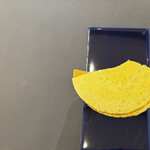 プレゼンテ スギ - サフランを練り込んだ生地をプレスして2年寝かせてブランデーに漬けたカラスミを挟んだ一品、作品の元になったお子さんをイメージしたスマートフォン風の器に乗せて。メニューに無い品。