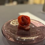 プレゼンテ スギ - GV鰹 薔薇のようなピクルス、鰹、下に隠れたヨーグルト　様々な酸味が三位一体。唯一無二、素晴らしいです。