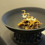 プレゼンテ スギ - 蟹とキノコとフカヒレ、パスタ生地の春巻き風。書くのは簡単、味わいが複雑でも不思議とまとまりがあり面白い1品。