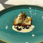 プレゼンテ スギ - B.Bとジャガイモ　神経絞めしたブラックバスとジャガイモ、ジャガイモを発酵させたクリーミーなソースにアクセントでブルーベリー　私的に世界一美味しいジャガイモ料理