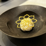 プレゼンテ スギ - 我が家のクリームシチュー　下にフォアグラ　上に乗っている美しい花細工の装飾はジャガイモ