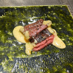 エクアトゥール - 和牛のハラミのロースト、ベルアネーズソース