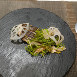 エクアトゥール - 塩麹でつけたマナガツオ、からしなとれんこん、ミル貝のサラダ仕立て、しょうがのコンフィ