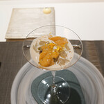 マリネしたボタンエビ、根室のウニ、広島のじゅんさいにゴールドトビッコ 　オマールの出汁を使ったアメリケーヌソースのクリーム、和風のお出しで