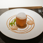 エクアトゥール - チョコのムース、ヘーゼルナッツのアイス、ピスタチオ周りにヘーゼルナッツの、牛乳の泡と、コーヒーの泡