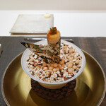 ブーケに見立てたインカのめざめのガレット、周りを生ハムで巻いて、濃厚トマトソース、パセリ