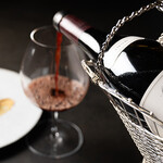 YAWYE - ワイン注ぐシーン