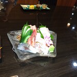 やっちろ - 鰹のタタキ　甘エビ　トロ　ここのは刺し身が分厚い大きい　贅沢した気分になります