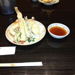 やっちろ - 変わったところで、生姜のスライスの天ぷら、鮭の天ぷら　盛りだくさんでお腹膨れます