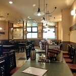 百番 - 広々とした店内