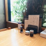 やぶ善 - 通り側の席には外光も射し込みます。