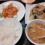 Chuugokuryouritoushunkaku - ランチセット(海老のチリソース、ご飯、スープ、本日の一品)￥950　ご飯自由