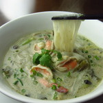 Pho Gaen Kyaowan Kung (green curry pho with shrimp)