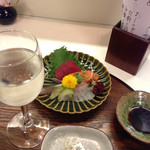 刺身の盛り合わせ、ひとりぶんをお願い。この量はうれしい。