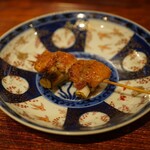 薪鳥新神戸 - 上が高坂鶏手羽、下が高原比内手羽