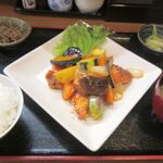 となりの食堂 - 鮭と野菜の甘酢ケチャップ炒め