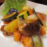 となりの食堂 - 野菜は素揚げ　鮭は衣を付けて揚げてある