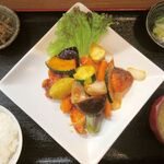 となりの食堂 - ご飯少なめ