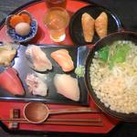 日替わりのランチセット（850円）。うどんは特盛でこのサイズ。腹八分目ならこれで十分。