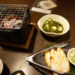 三陸鮮魚と炭焼牛たん かっこ - めかぶと胡瓜の酢の物（520円）