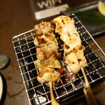 三陸鮮魚と炭焼牛たん かっこ - 焼き鳥を炙る