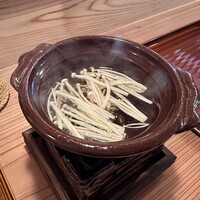 新富町 丸安 - まず、えのきゆでて出汁をパワーアップ