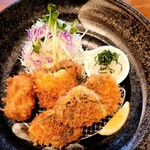 酒肴 新屋敷 - 左が焼メンチ、その隣が太刀魚と大葉、手前が鯵