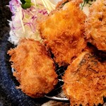 酒肴 新屋敷 - 左の俵形が焼メンチ、隣が太刀魚と大葉のフライ