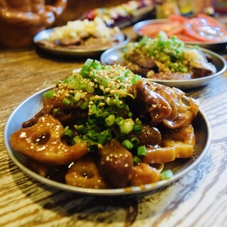 こだわりのお肉とホルモンを鉄板焼きで堪能！季節野菜も味わって