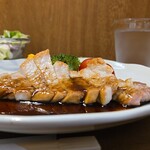 キッチン ブルー グローブ - 横から、ロースソテーはソースに浸っています