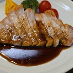 キッチン ブルー グローブ - 正面から、カルーアと黒胡椒のソースはタップリ！