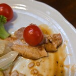 キッチン ブルー グローブ - トマトを乗せて