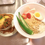 ラーメン れんげ - 限定麺のゴマぴり辛麺とこぼれそぼろ丼