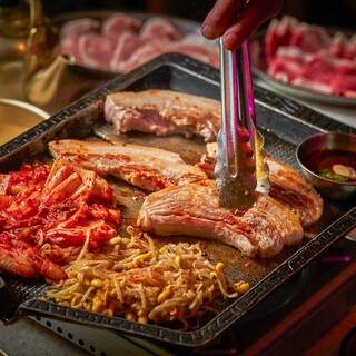 隨心所欲的搭配！搭配泡菜和豆芽拌菜的「三層肉」