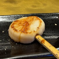 鉄板焼 炭焼 さいとう - ピリっと辛味の効いたホタテ