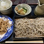そば七 - 手挽き蕎麦は中々の歯ごたえ。お茶請けは蕎麦揚げ、ワサビならぬ柚子も美味しい＾＾