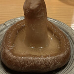炭火割烹 麻布龍土町 - 魚沼八色しいたけの出汁焼き