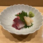 炭火割烹 麻布龍土町 - お造り　本日の盛り合わせ三種　2800円