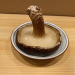 炭火割烹 麻布龍土町 - 炭火焼き　しいたけ出汁焼き　1個　800円