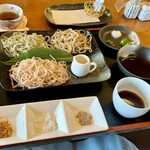 つくも - 三色そば(普通のおそば、紅花切りそば、季節のおそば)