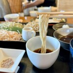 つくも - 三色そば(普通のおそば、紅花切りそば、季節のおそば)