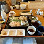 つくも - 三色そば(普通のおそば、紅花切りそば、季節のおそば)